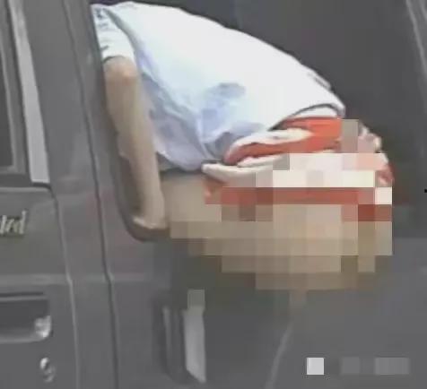 美女尿急视频,美女公共场所突发尿急，现场画面令人尴尬不已